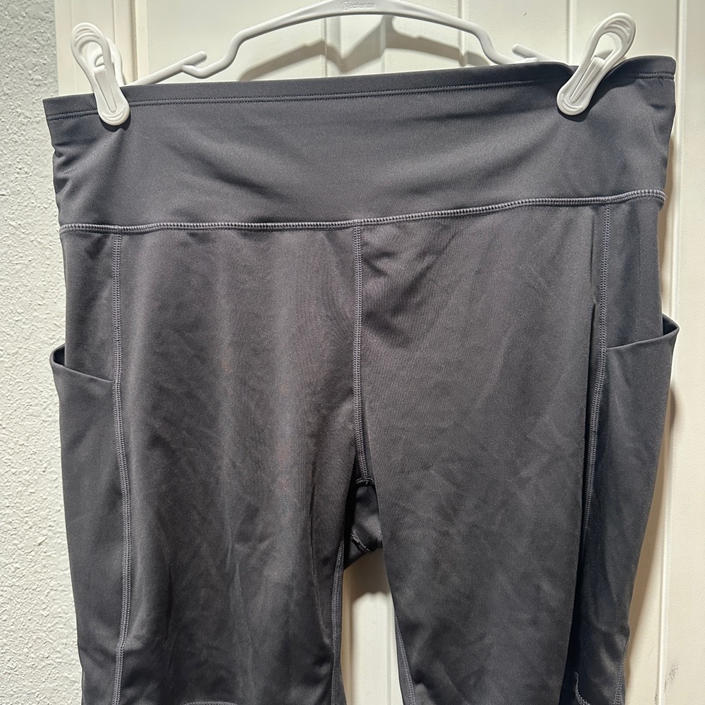 Gray Bike Shorts with Elastic Waistband and Moisture-Wicking Fabric